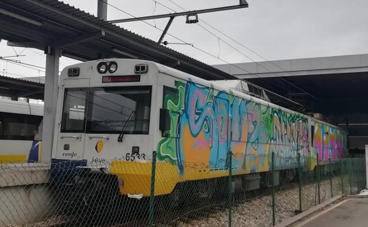 Uno de los ferrocarriles pintados en Gijón. 