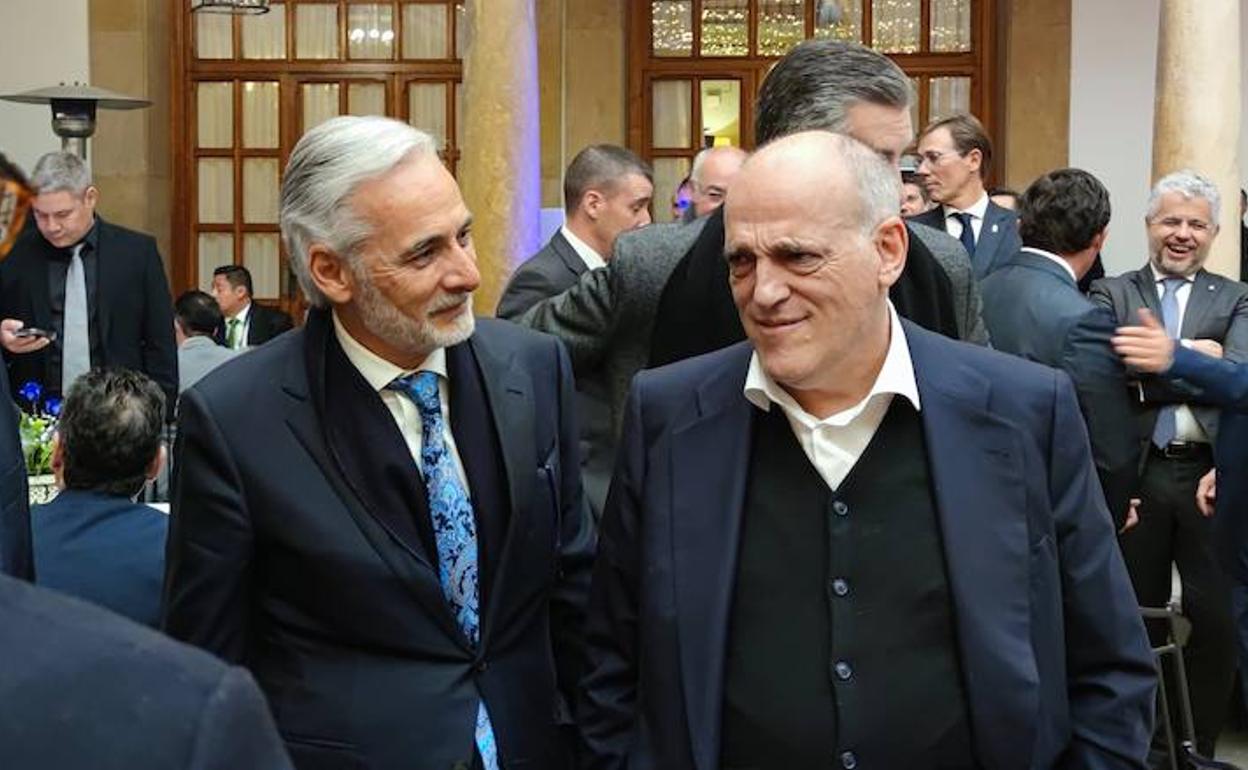 Tebas a su llegada al Hotel de la Reconquista, con el máximo accionista del Real Oviedo, Jesús Martínez. 