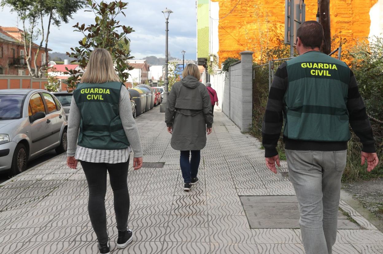 Una víctima de violencia de género, acompañada por dos agentes de la Guardia Civil que realizan seguimiento de todos los casos. 
