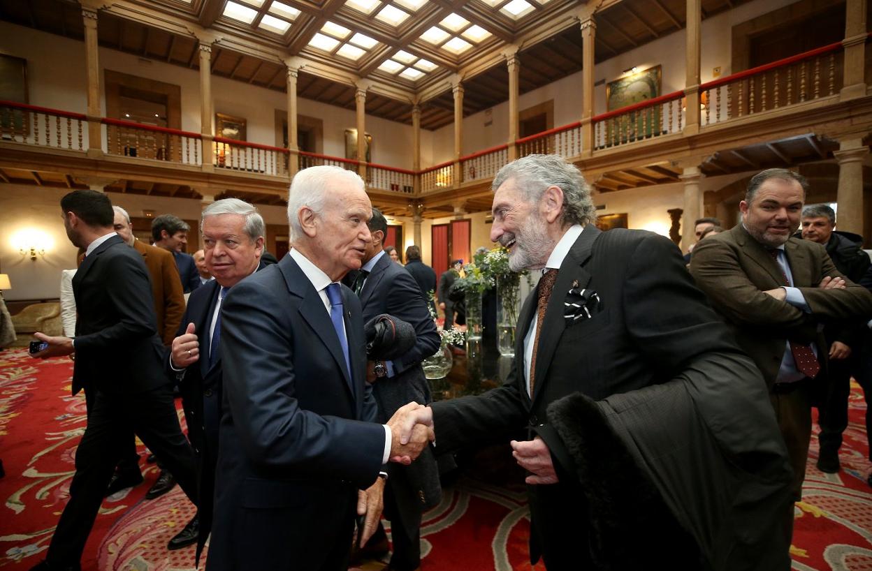 Ramiro Fernández saluda al presidente del Celta, Carlos Mouriño. 