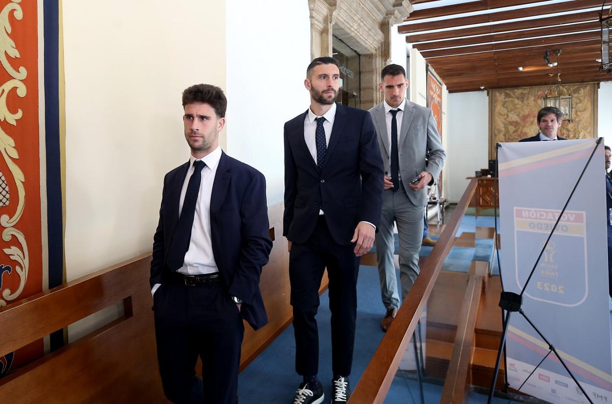 Jimmy, Bastón y Dani Calvo representaron a la primera plantilla. 