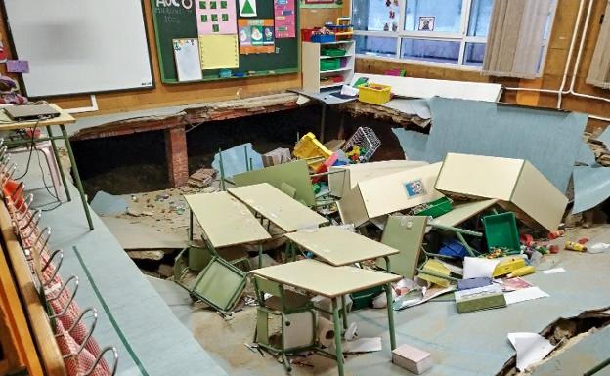 Estado en el que quedó el aula en el que se derrumbó el suelo.