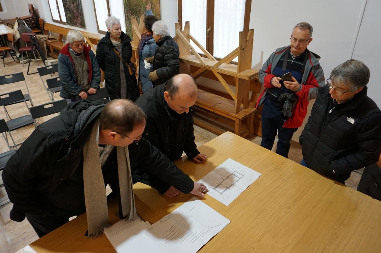 El director general de Patrimonio explica a los vecinos el proyecto.
