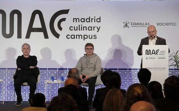 Benjamín Lana, director general de Vocento Gastronomía, junto a los chefs Ferran Adrià y Andoni Luis Aduriz