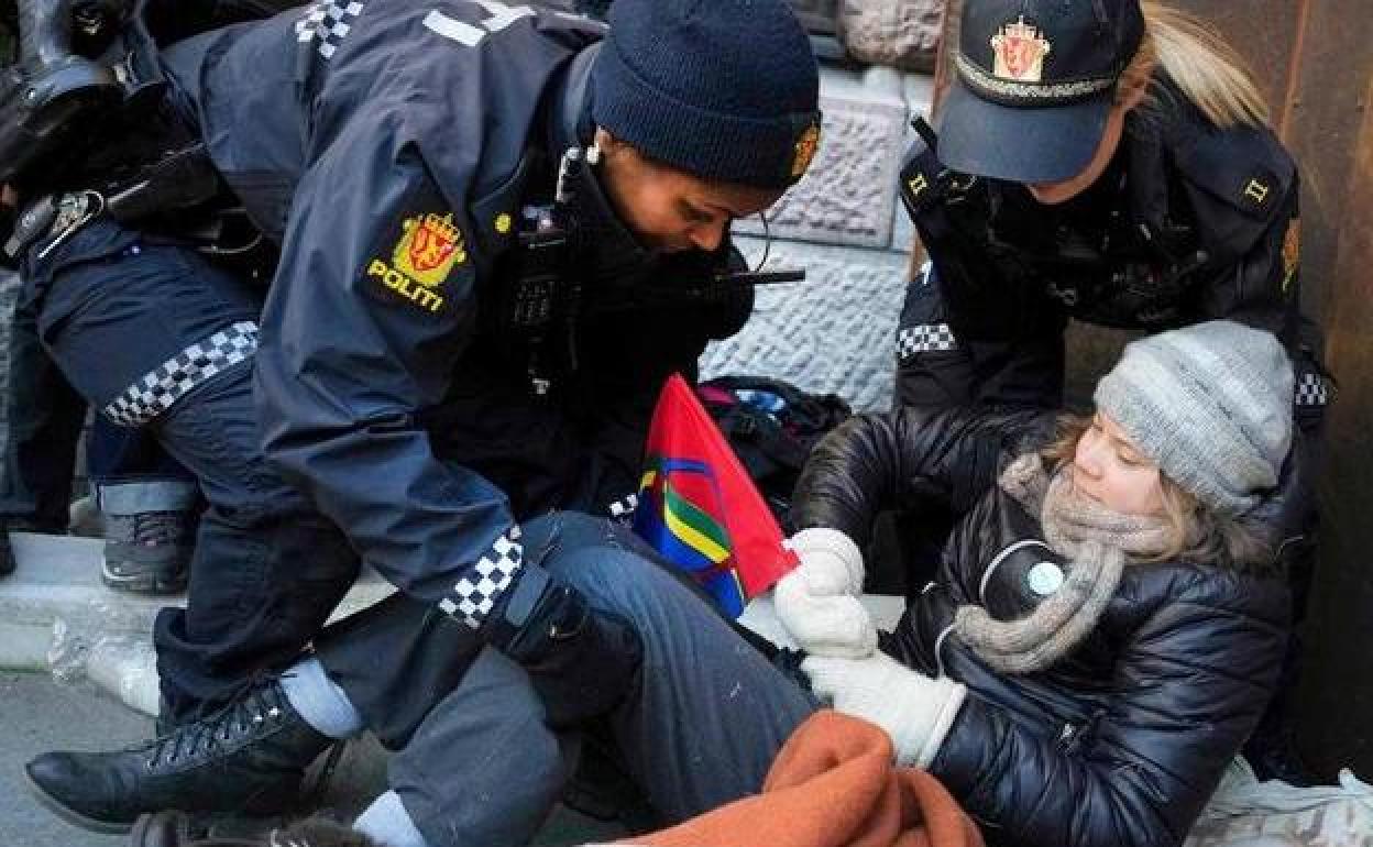 La activista Greta Thunberg desalojada por la policía en Oslo, Noruega, durante una protesta contra la instalación de dos parques eólicos en territorio sami