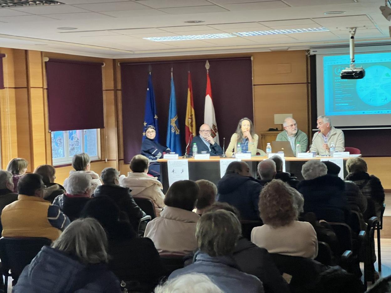 La Casa de Cultura de Candás se llenó ayer para la primera ponencia. 