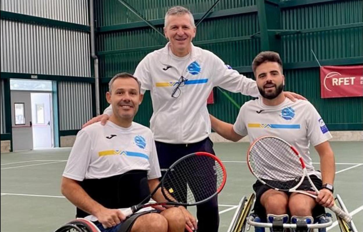 Pelayo con su entrenador González Pérez Martino y su compañero en dobles, Jesús Sánchez. 