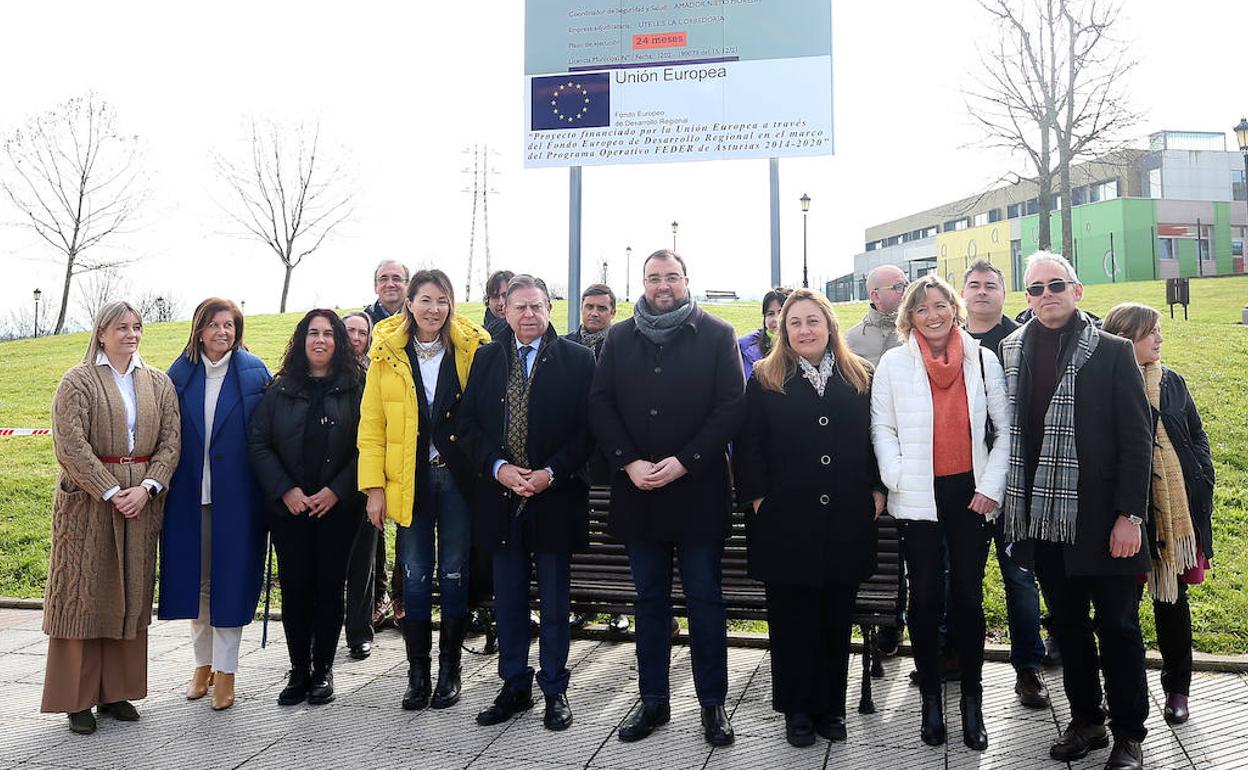 Los autoridades junto a las familias y direcciones de los centros de La Corredoria en la parcela donde se hará el instituto. 