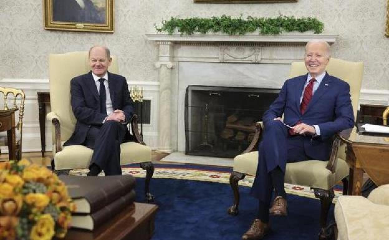 El canciller alemán, Olaf Scholz, y el presidente de EE UU, Joe Biden durante su reunión este viernes en la Casa Blanca