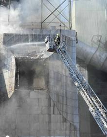Imagen secundaria 2 - Labores de extinción del incendio. 