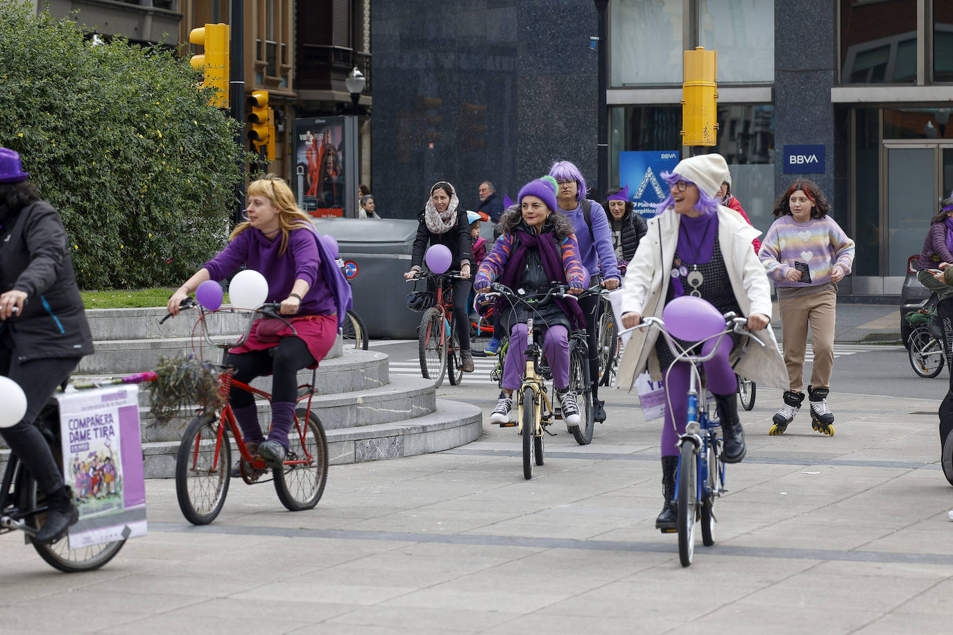 Fotos: El 8M se adelanta en Gijón con la Revuelta Ciclofeminista