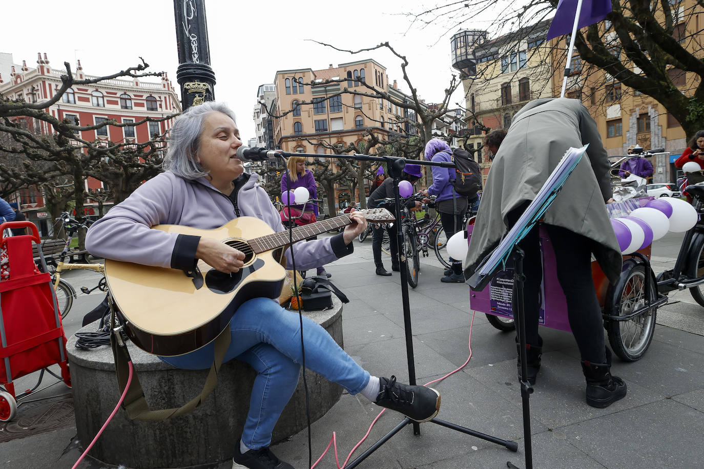 Fotos: El 8M se adelanta en Gijón con la Revuelta Ciclofeminista