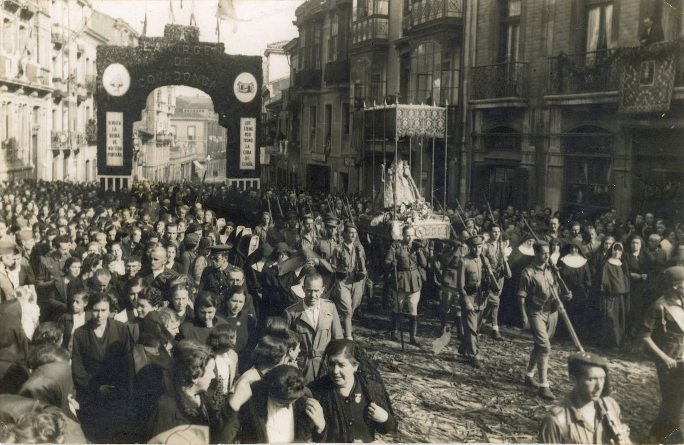 Procesión de la Virgen de Covadonga en Avilés tras su retorno de París después de la Guerra Civil. 