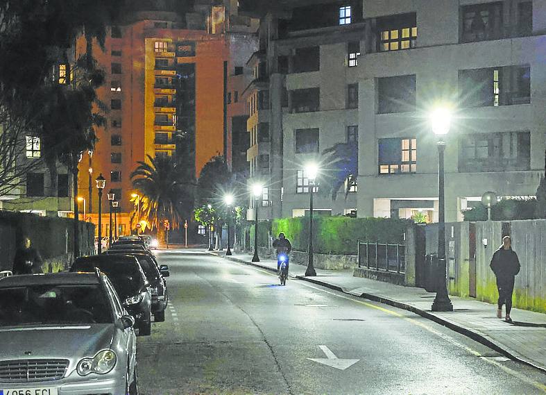 El Bibio. Calle Orbón con parte de su iluminación caída.