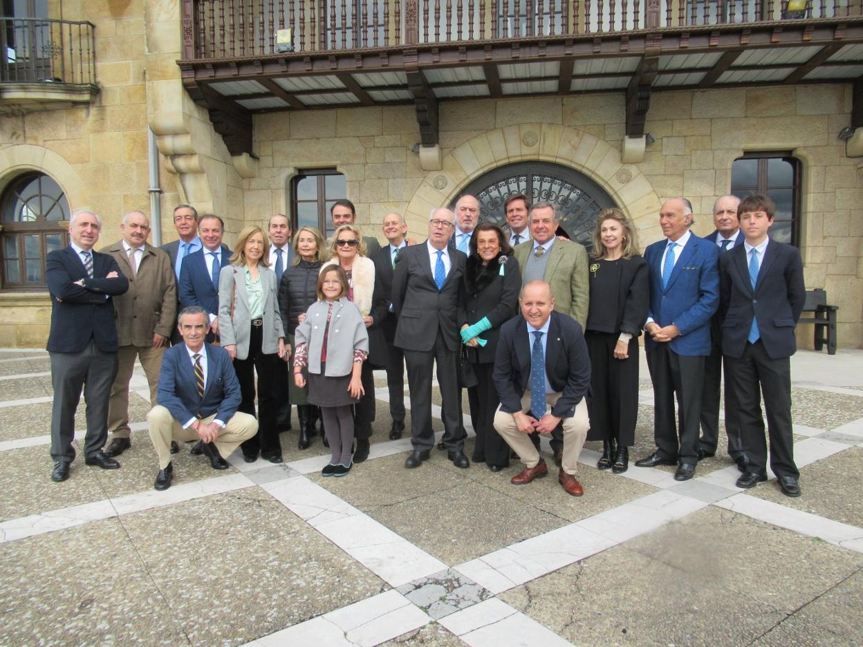 Socios de la peña taurina Dávila Miura, en el Palacio de la Riega, donde tuvo lugar la entrega del premio.