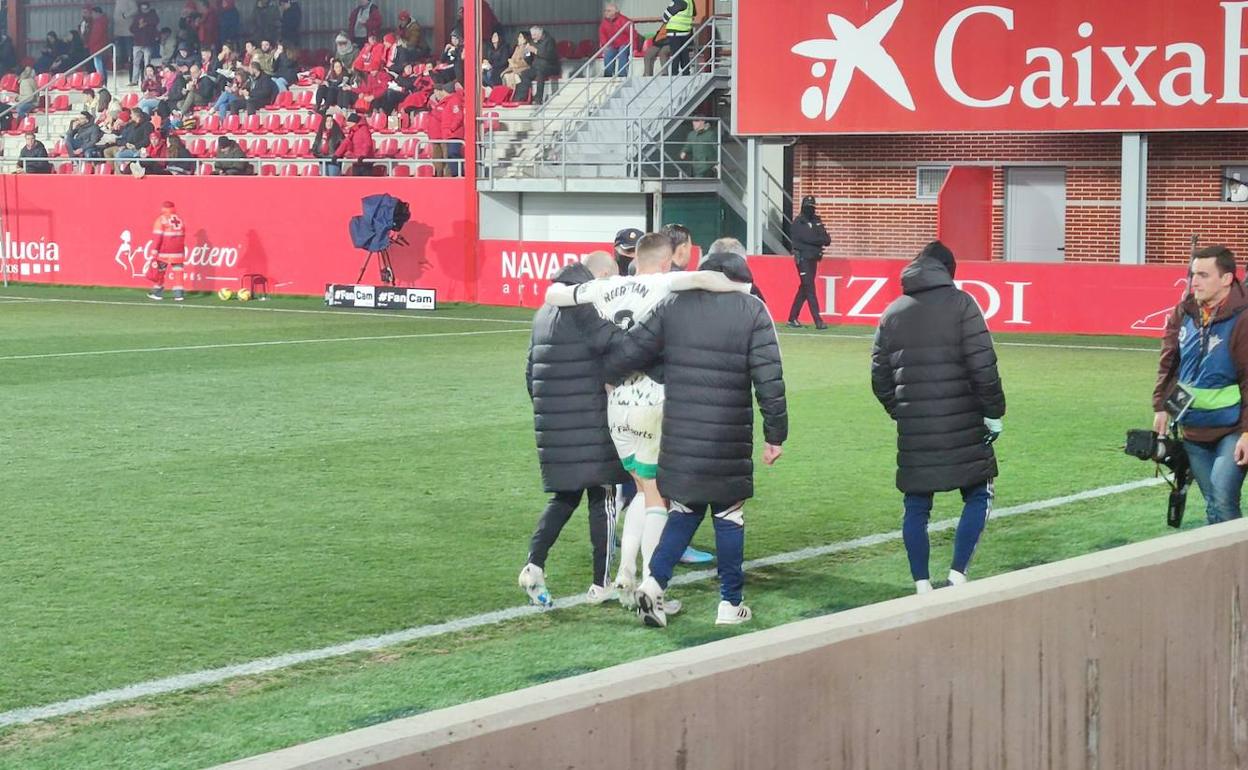 Rodri Tarín tuvo que retirarse del terreno de juego pocos segundos antes del final de la primera parte del partido ante el Mirandés. 