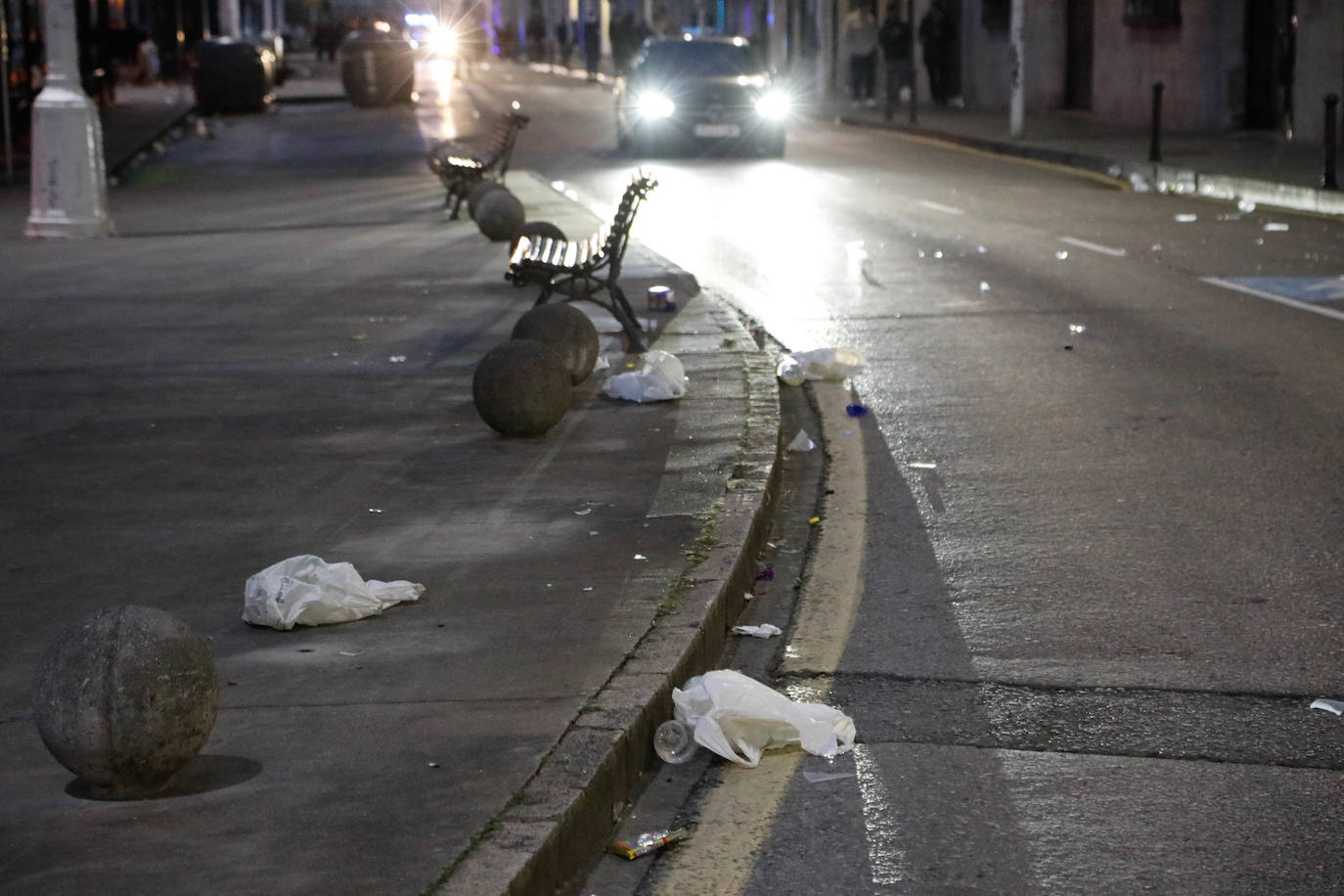 Toneladas de basura en Gijón tras la fiesta de Nochevieja