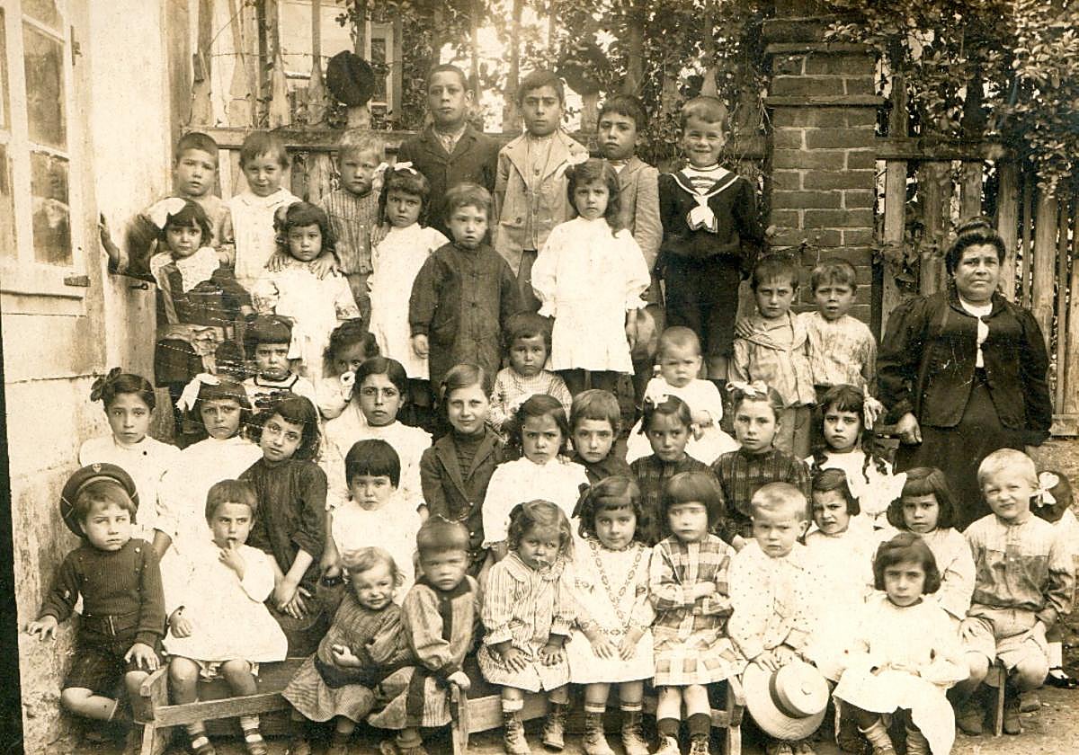 Escolares en el Gijón de antaño.