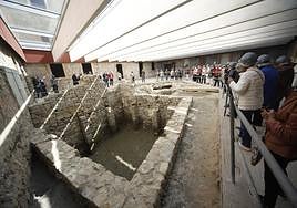 El pozo romano de Tabacalera, durante una visita guiada al edificio.