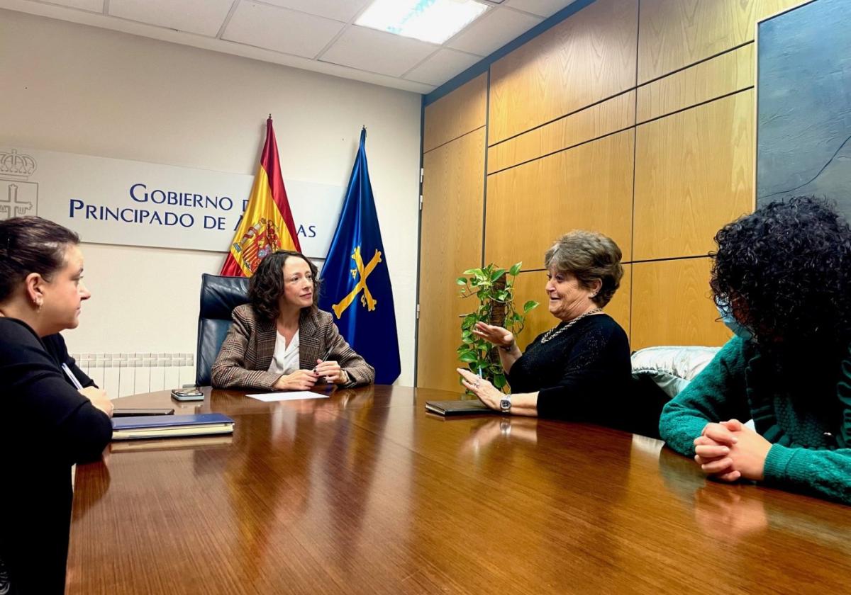 La consejera de Derechos Sociales, a la izquierda, en su reunión de ayer con la presidenta de ELA Principado.