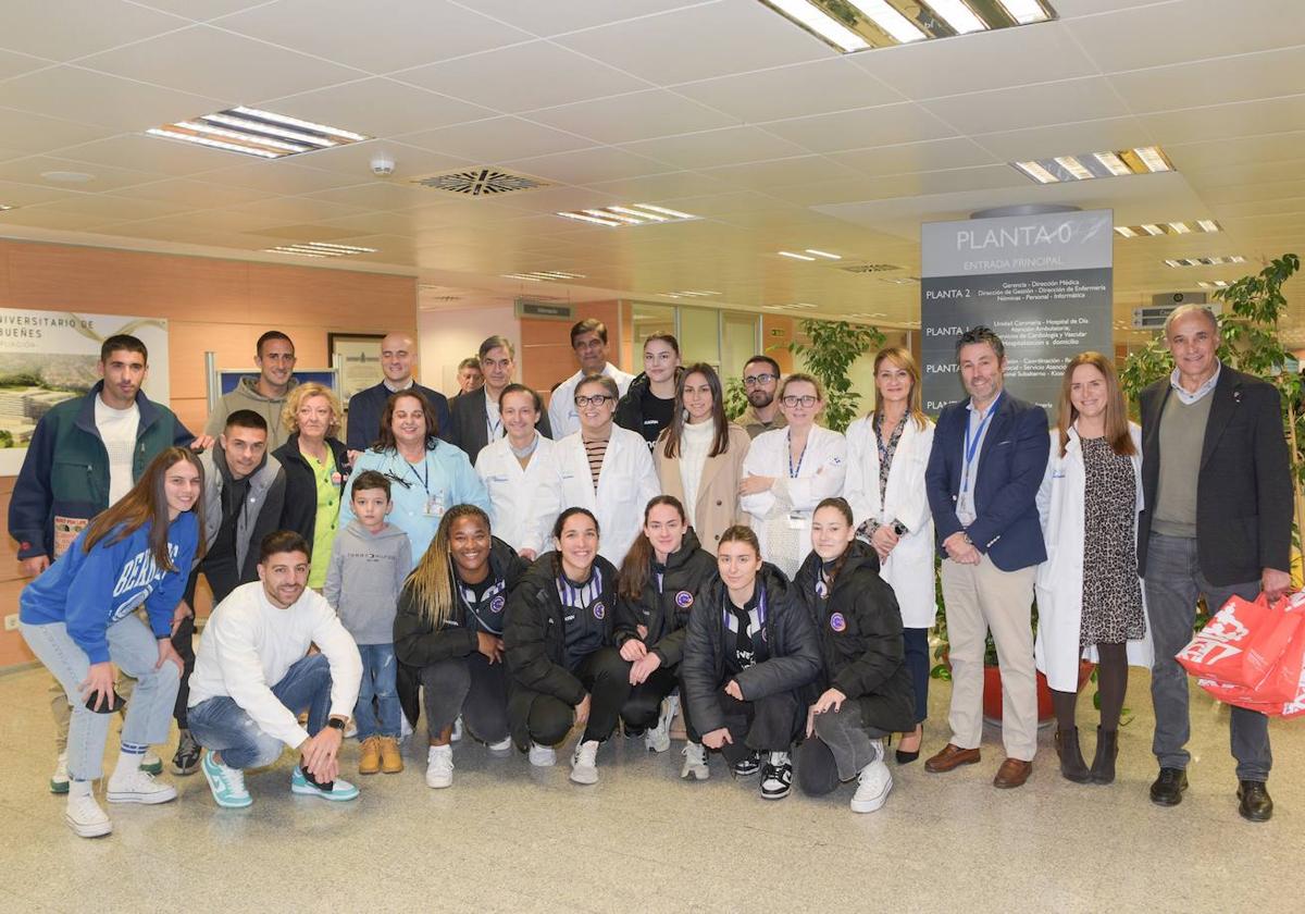 Los representantes del Sporting y del Motive.co de balonmano, con los responsables del Hospital de Cabueñes y de las áreas de Pediatría y Neonatología.