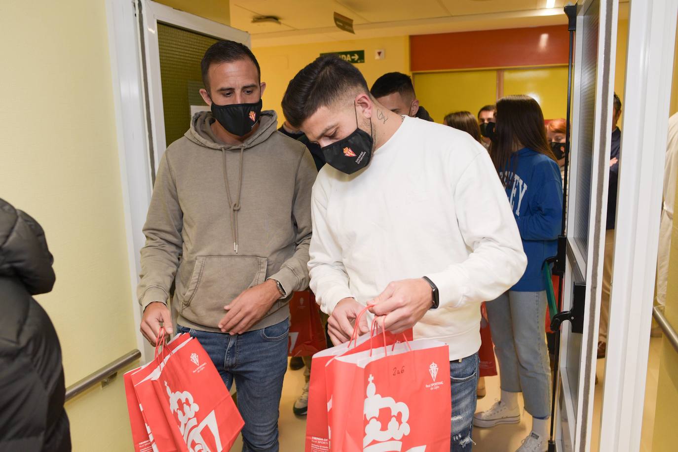 El Sporting visita a los niños ingresados en Cabueñes