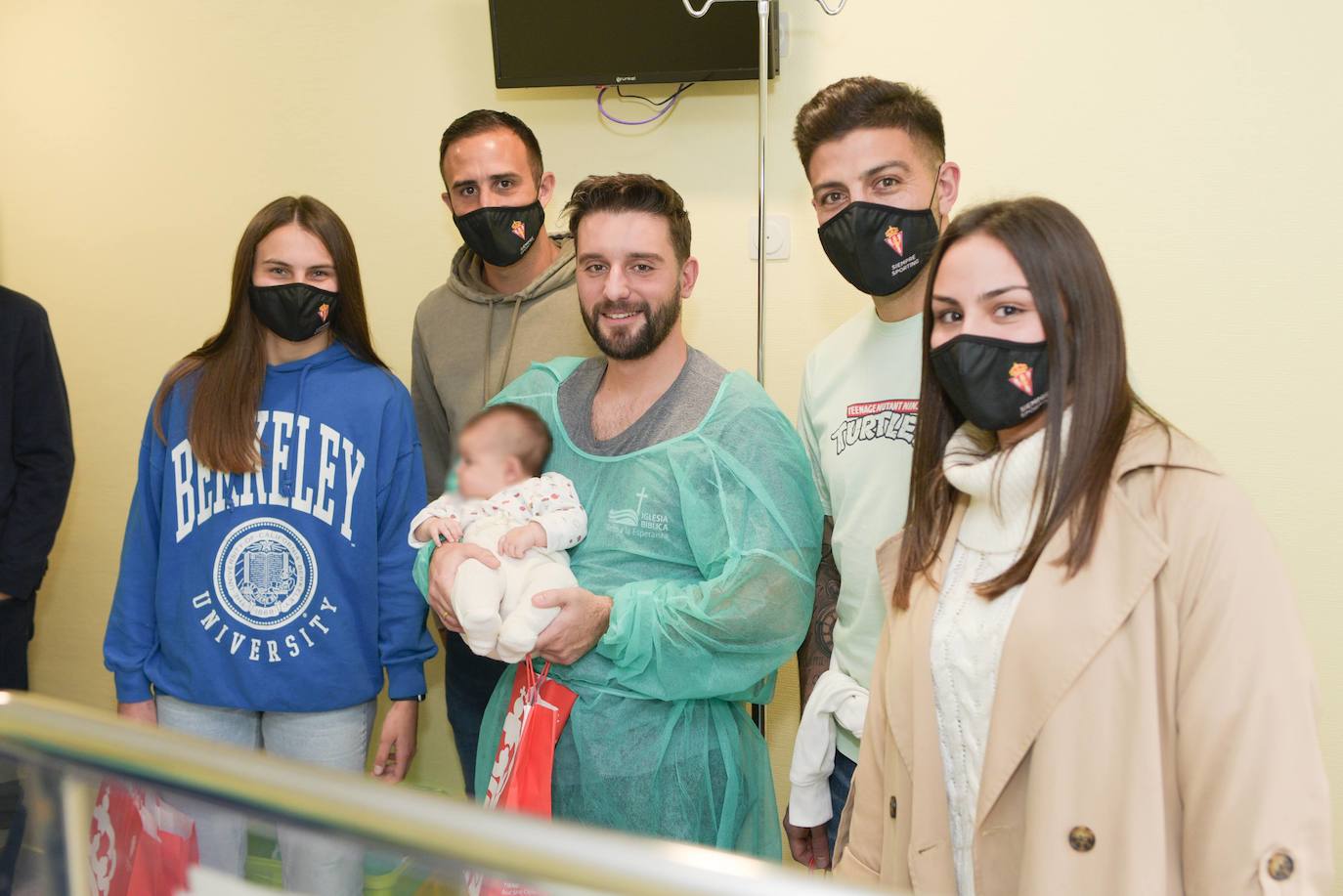 El Sporting visita a los niños ingresados en Cabueñes