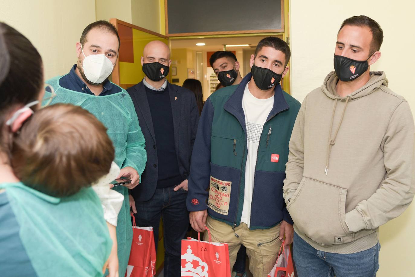 El Sporting visita a los niños ingresados en Cabueñes