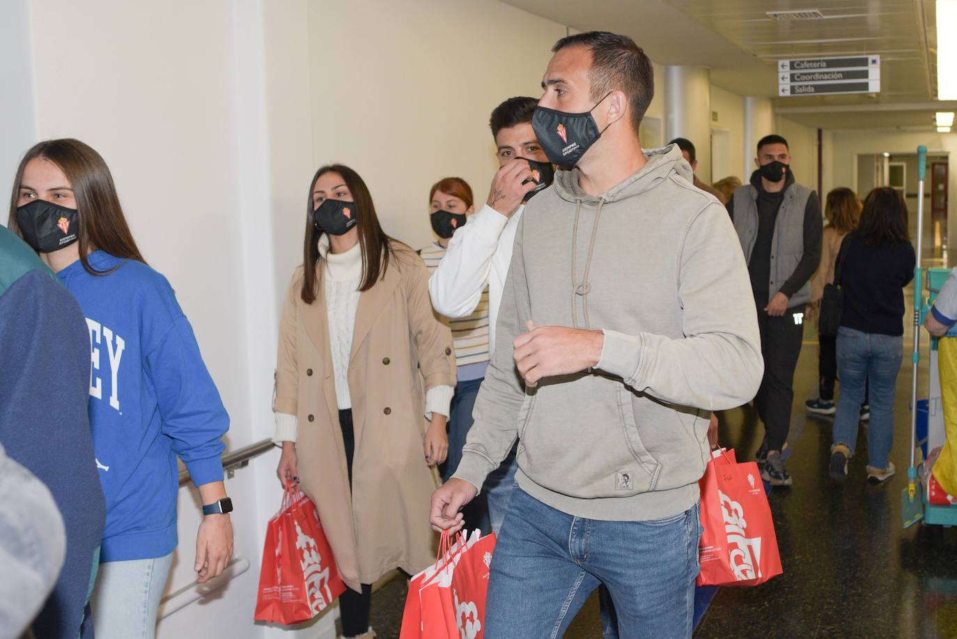 El Sporting visita a los niños ingresados en Cabueñes