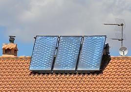 El tejado de una vivienda con placas solares.