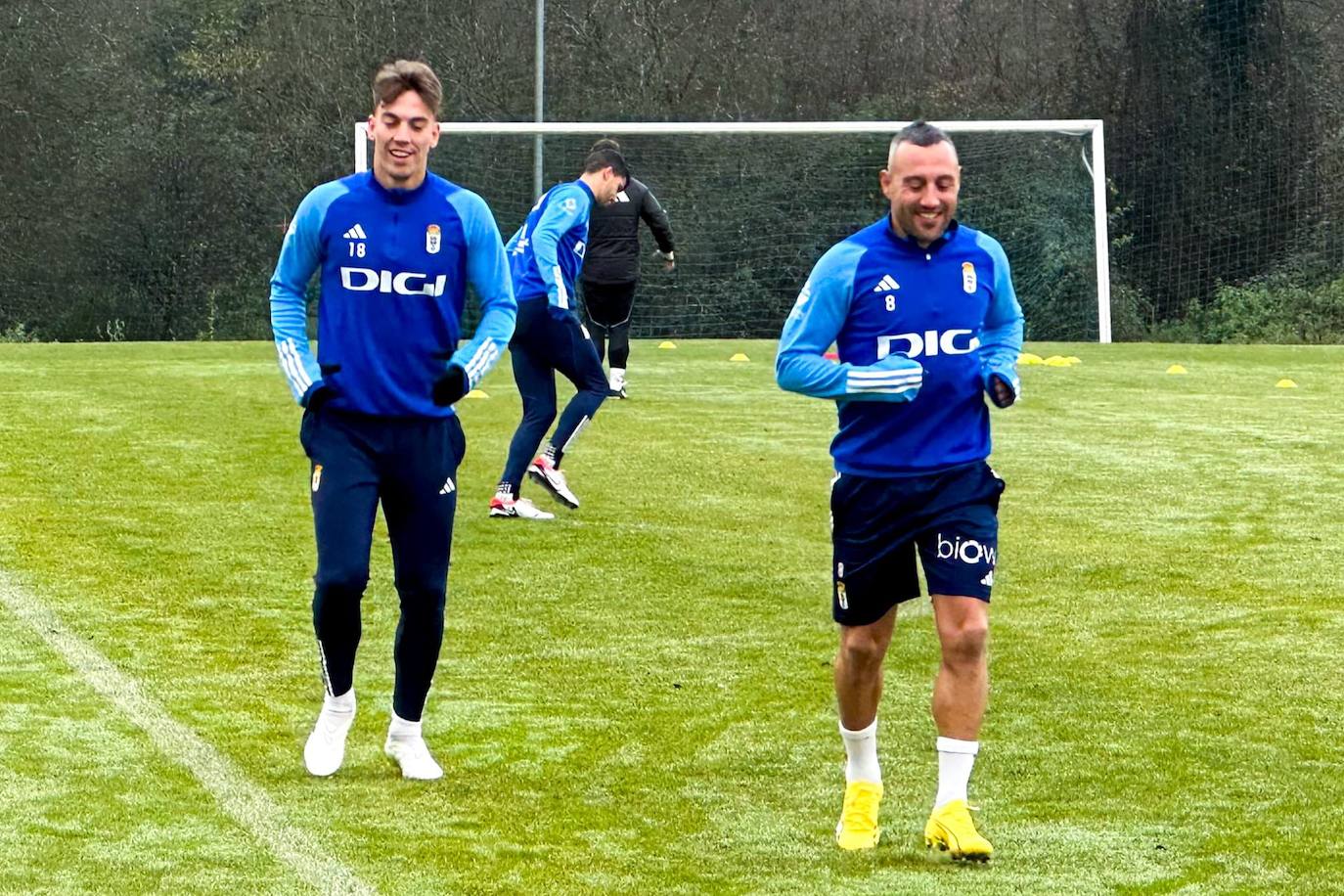 Paulino de la Fuente y Santi Cazorla, en las instalaciones de entrenamiento del Oviedo.