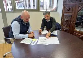 Paulo García reunido en el Ayuntamiento con Alejandro Calvo.