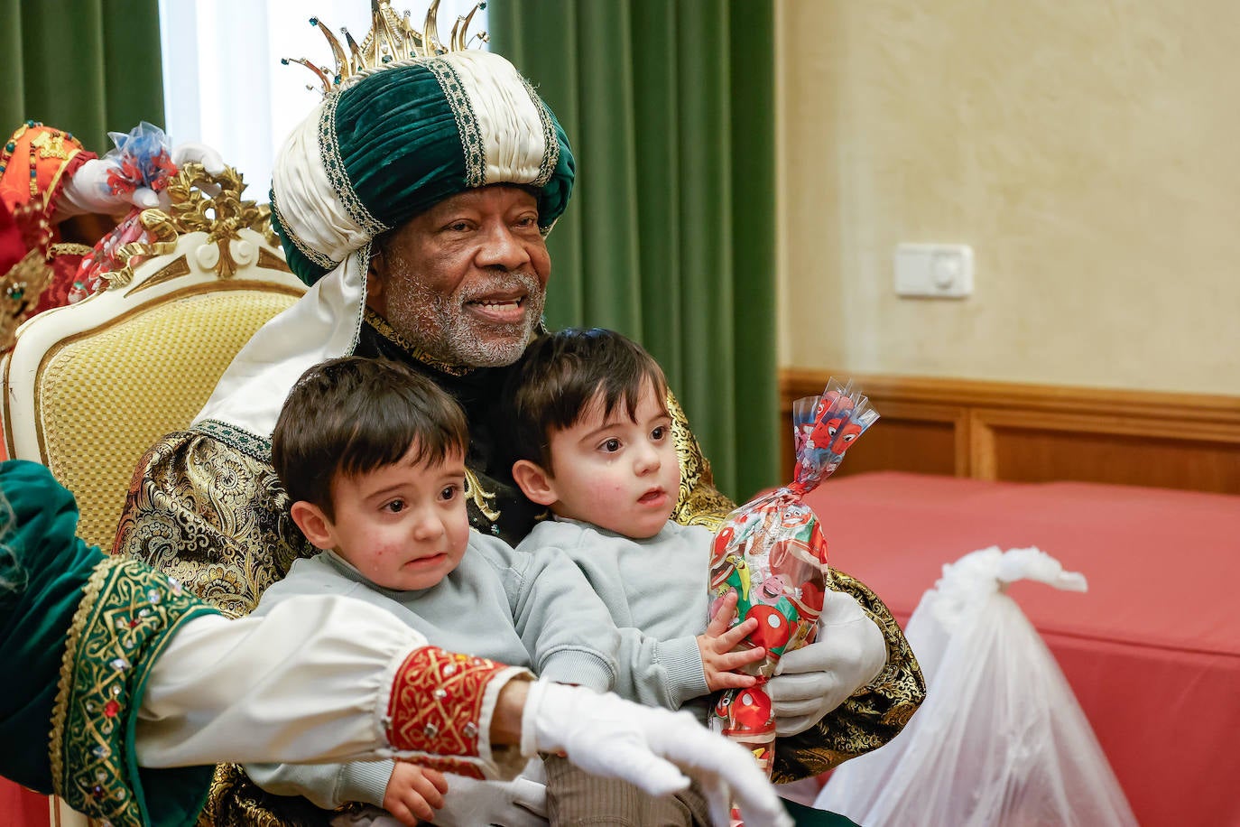 Desembarco de ilusión en Gijón con la llegada de los Reyes Magos