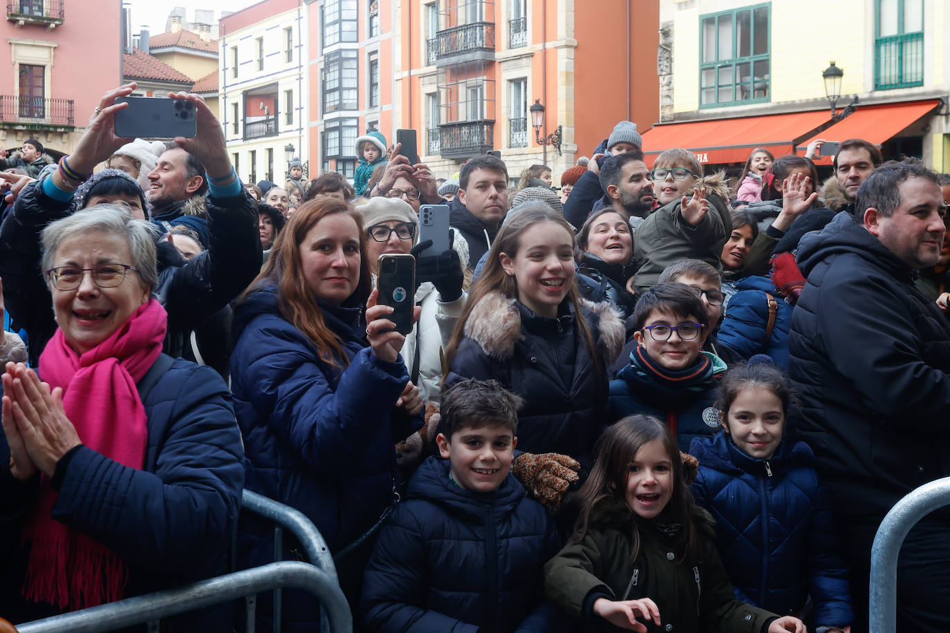 Desembarco de ilusión en Gijón con la llegada de los Reyes Magos