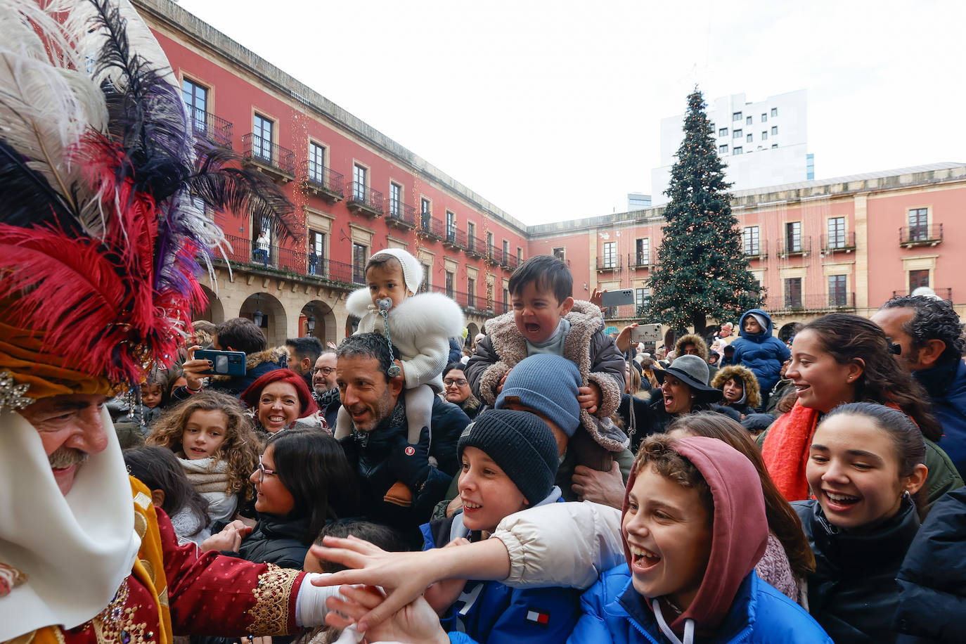 Desembarco de ilusión en Gijón con la llegada de los Reyes Magos