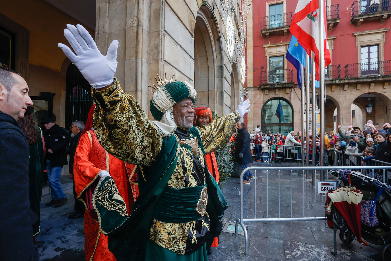 Desembarco de ilusión en Gijón con la llegada de los Reyes Magos