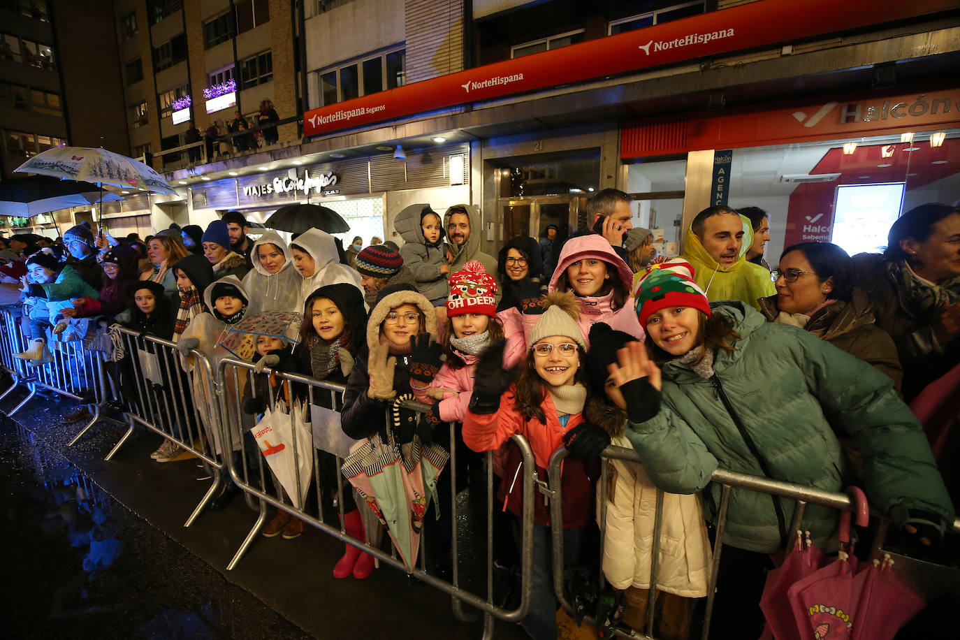 La cabalgata llena de magia e ilusión las calles de Oviedo