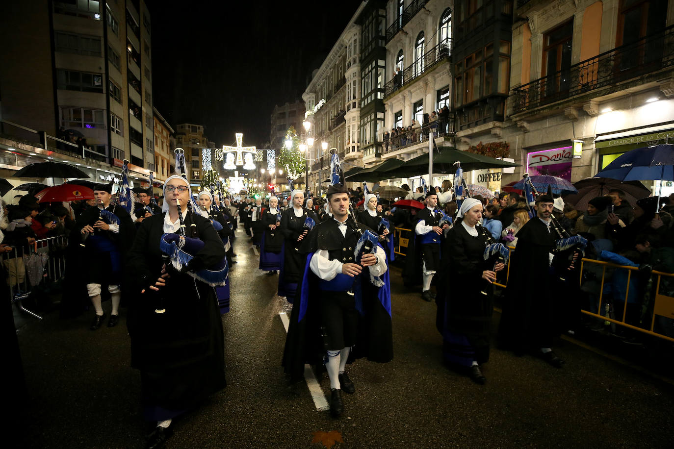 La cabalgata llena de magia e ilusión las calles de Oviedo