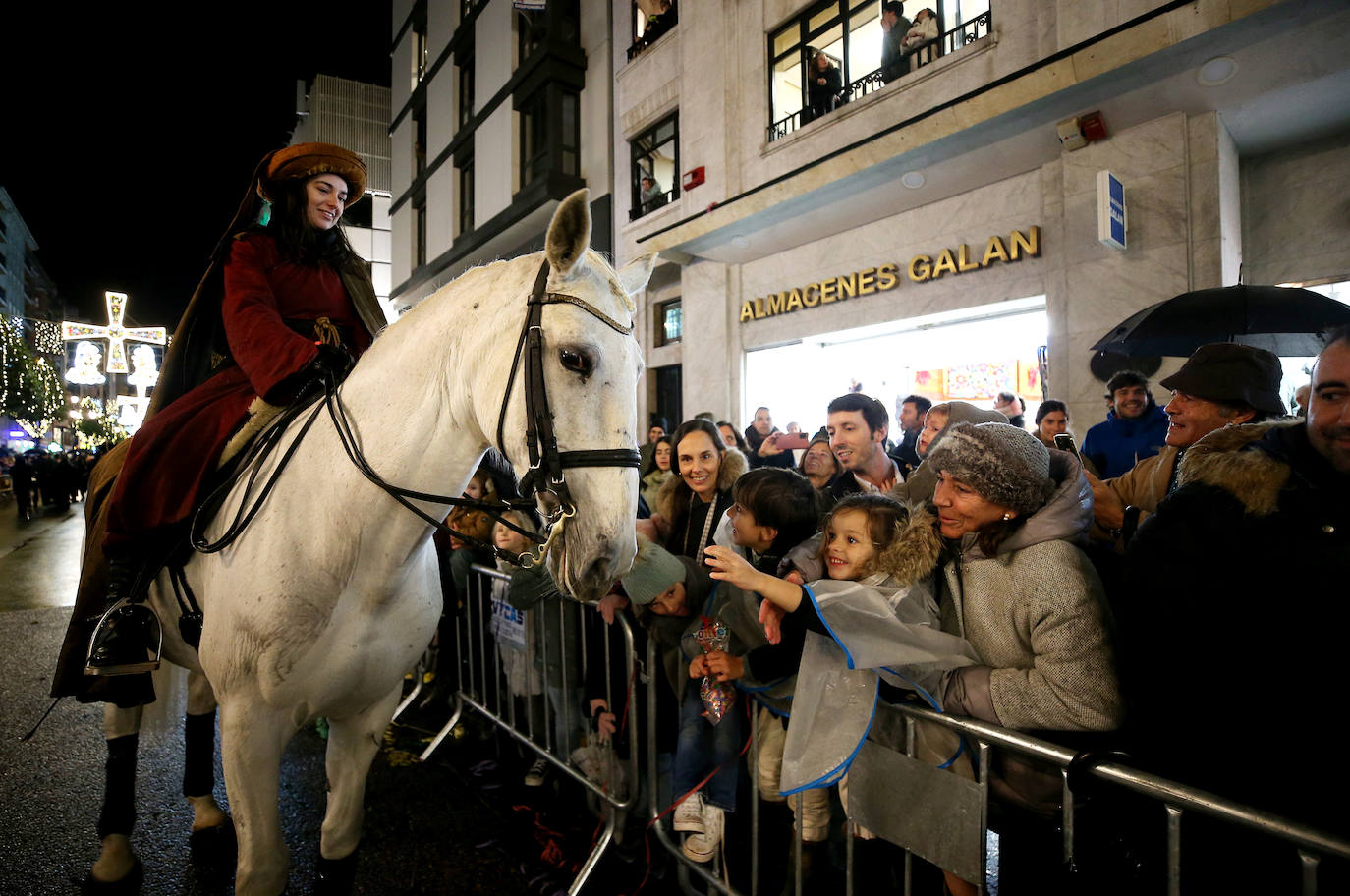 La cabalgata llena de magia e ilusión las calles de Oviedo