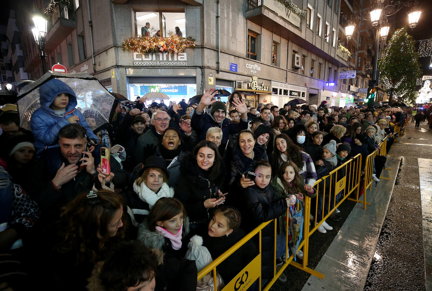 La cabalgata llena de magia e ilusión las calles de Oviedo