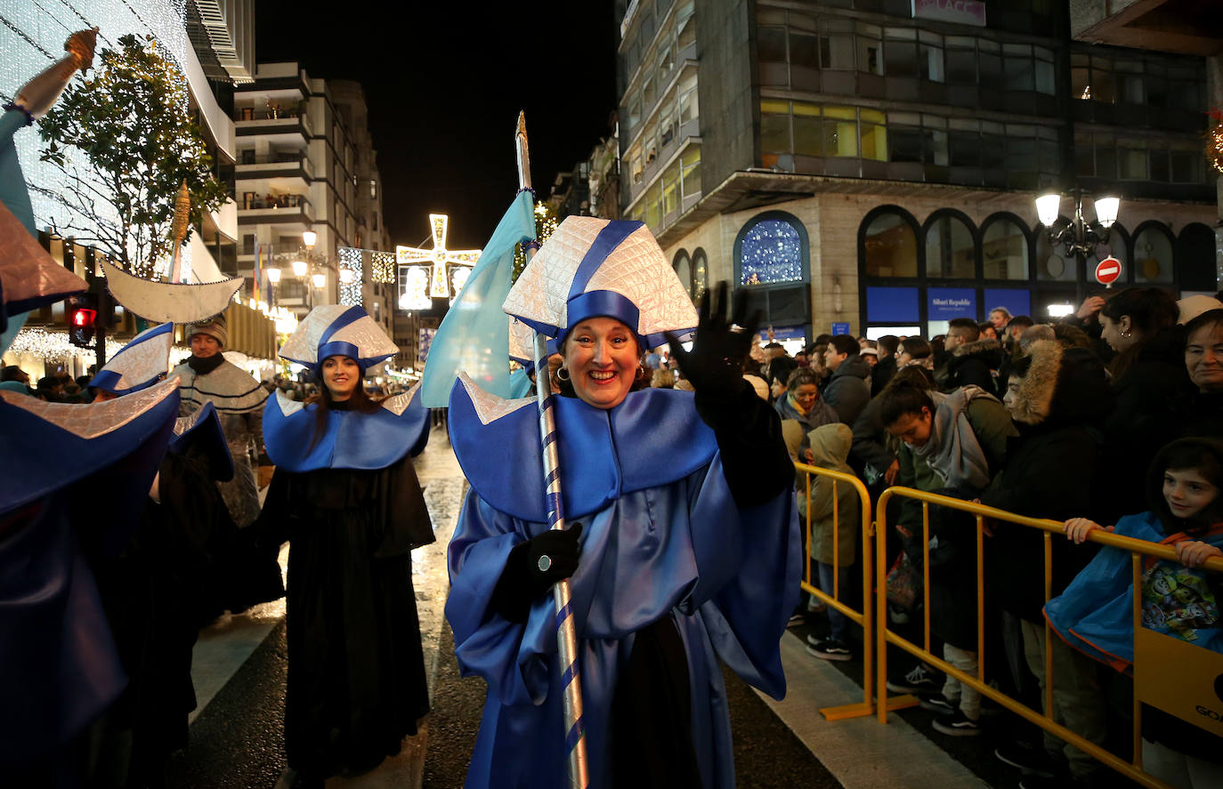 La cabalgata llena de magia e ilusión las calles de Oviedo