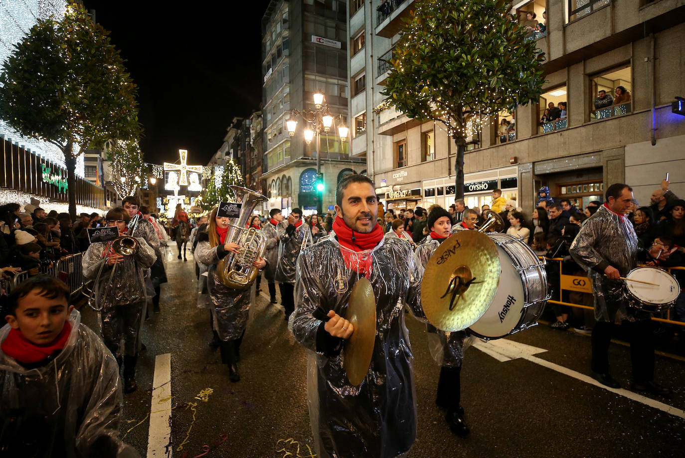 La cabalgata llena de magia e ilusión las calles de Oviedo