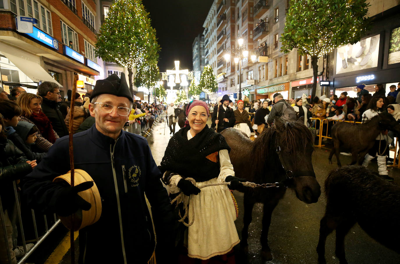 La cabalgata llena de magia e ilusión las calles de Oviedo