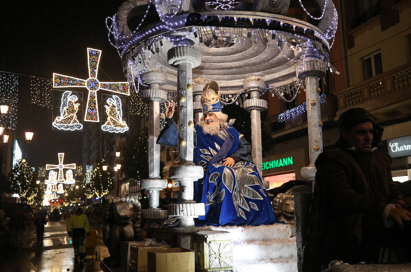 La cabalgata llena de magia e ilusión las calles de Oviedo