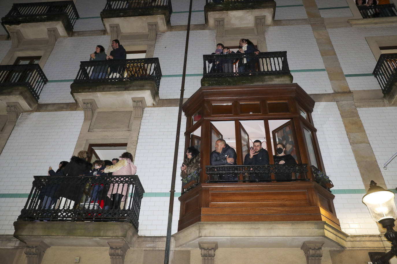 Los Reyes Magos inundan Gijón de ilusión y caramelos