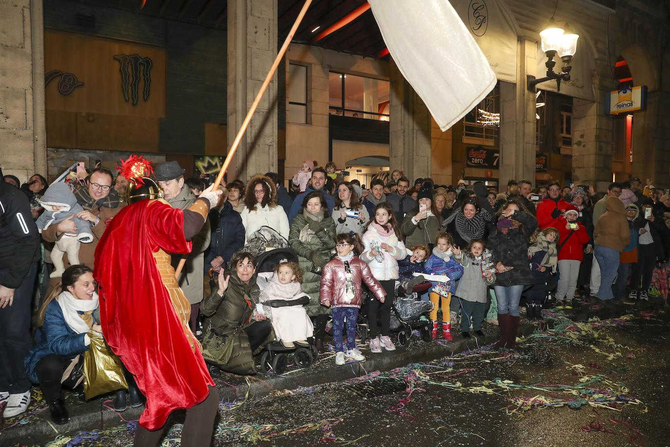 Los Reyes Magos inundan Gijón de ilusión y caramelos