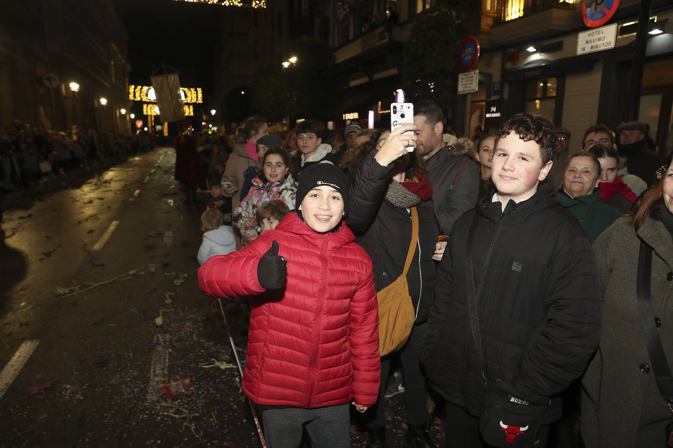 Los Reyes Magos inundan Gijón de ilusión y caramelos