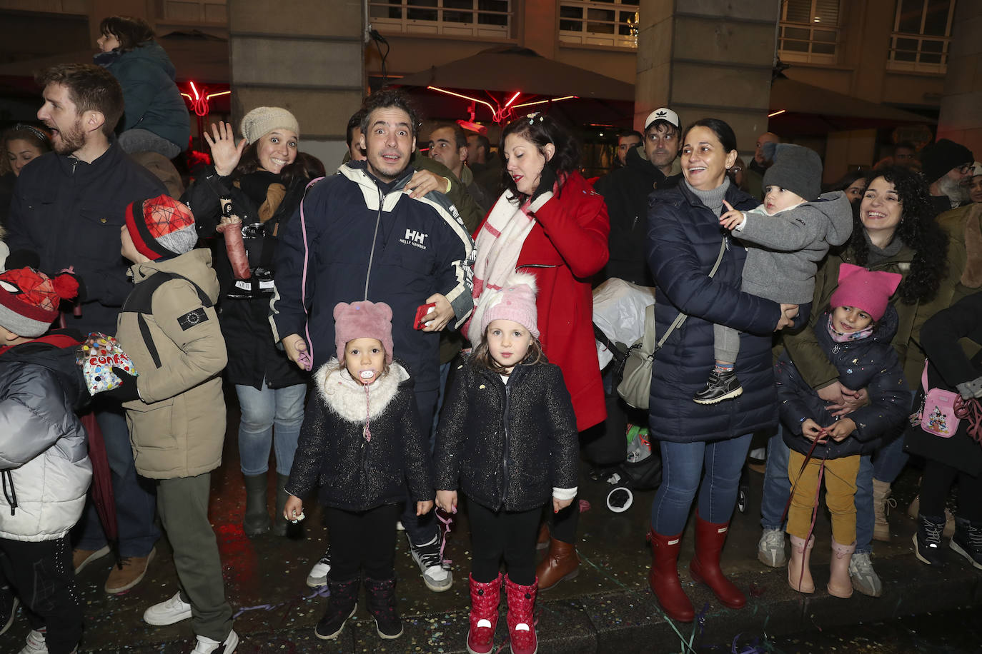 Los Reyes Magos inundan Gijón de ilusión y caramelos