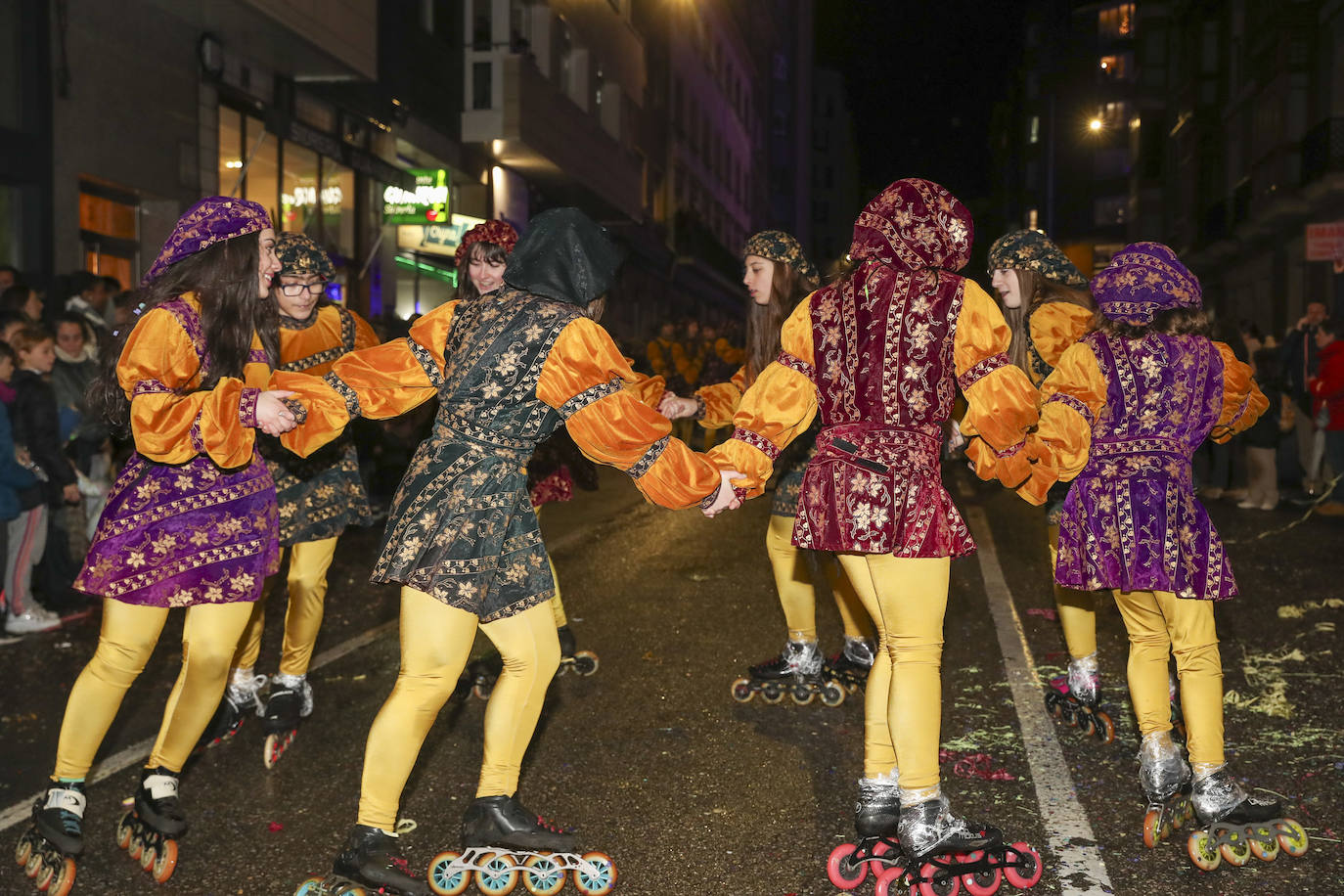 Los Reyes Magos inundan Gijón de ilusión y caramelos