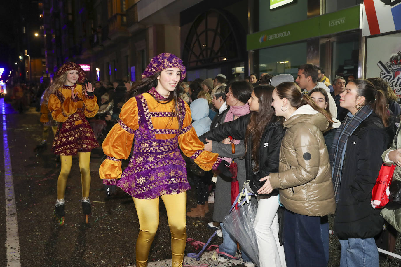 Los Reyes Magos inundan Gijón de ilusión y caramelos